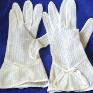 Elegant Off White Lace Gloves